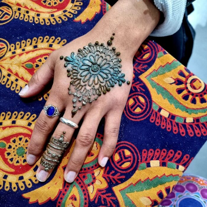 Henna-Hand-20-700×700